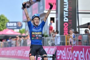 Bouwman maglia azurra Giro Italia