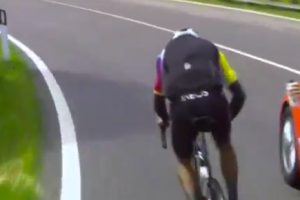 bernal delante maglia rosa