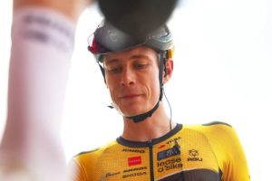 ciclistas dorsales vuelta 2025