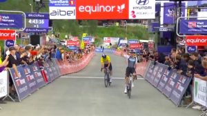 pidcock impone arctic race