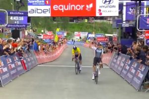 pidcock impone arctic race