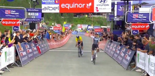 pidcock impone arctic race