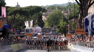 jonathan milan cierra el giro de italia imponiendose en roma