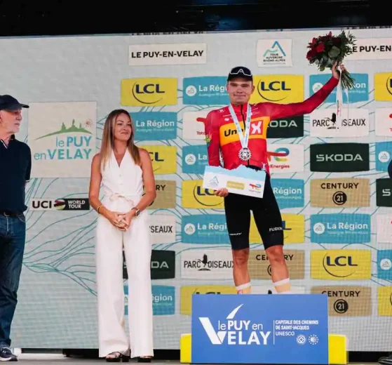 Anthon Charmig (Uno-X) consigue su segunda victoria profesional en la etapa más larga del Tour Auvergne-Rhone-Alpes