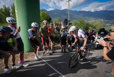 Tadej Pogacar se exhibe en la primera etapa del Tour de Suiza