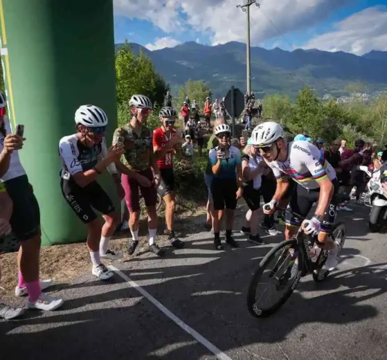Tadej Pogacar se exhibe en la primera etapa del Tour de Suiza