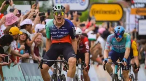 Olav Kooij se lleva el triunfo en el primer sprint del Tour de Francia