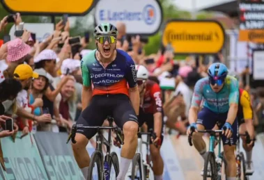 Olav Kooij se lleva el triunfo en el primer sprint del Tour de Francia