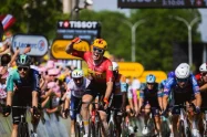 Soren Waerenskjold sorprende en el esprint final en la etapa más rápida de la historia del Tour