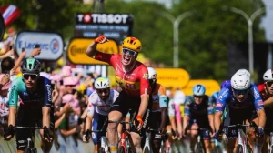 Soren Waerenskjold sorprende en el esprint final en la etapa más rápida de la historia del Tour
