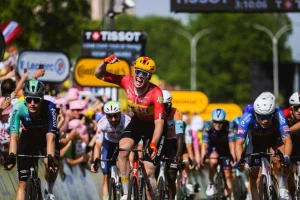 Soren Waerenskjold sorprende en el esprint final en la etapa más rápida de la historia del Tour