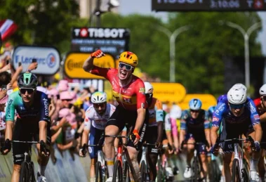 Soren Waerenskjold sorprende en el esprint final en la etapa más rápida de la historia del Tour