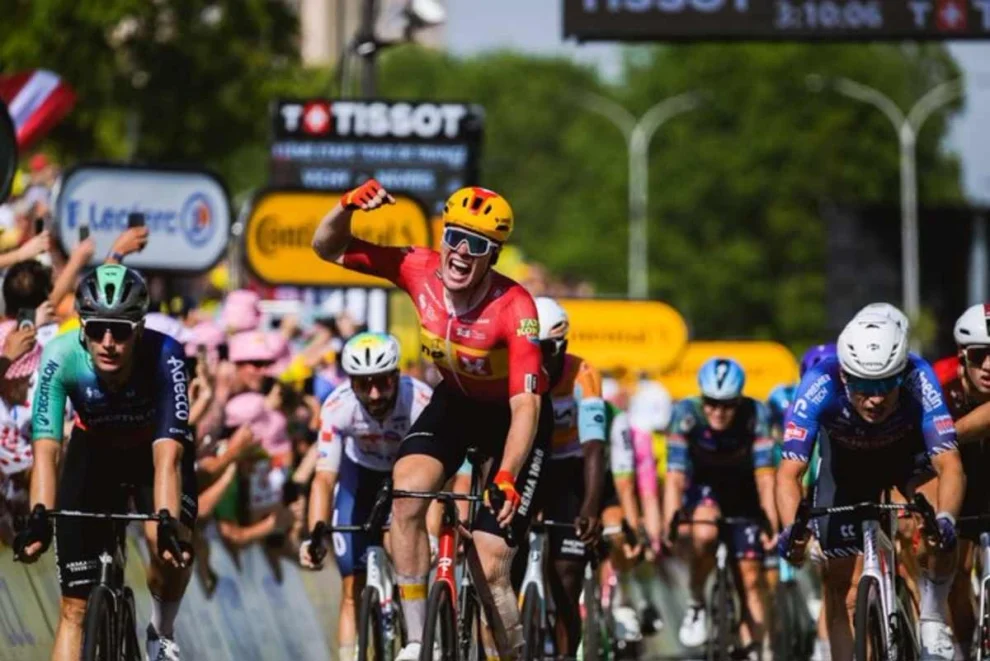 Soren Waerenskjold sorprende en el esprint final en la etapa más rápida de la historia del Tour
