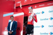 Tadej Pogacar se viste de rojo a la primera