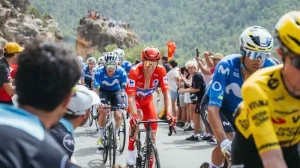 Etapa 12 Enric Mas a la defensa del rojo en La Vuelta