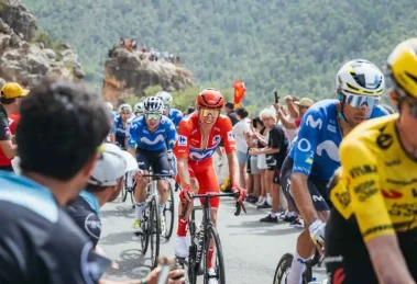 Etapa 12 Enric Mas a la defensa del rojo en La Vuelta