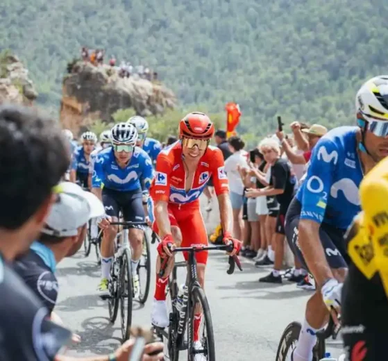 Etapa 12 Enric Mas a la defensa del rojo en La Vuelta