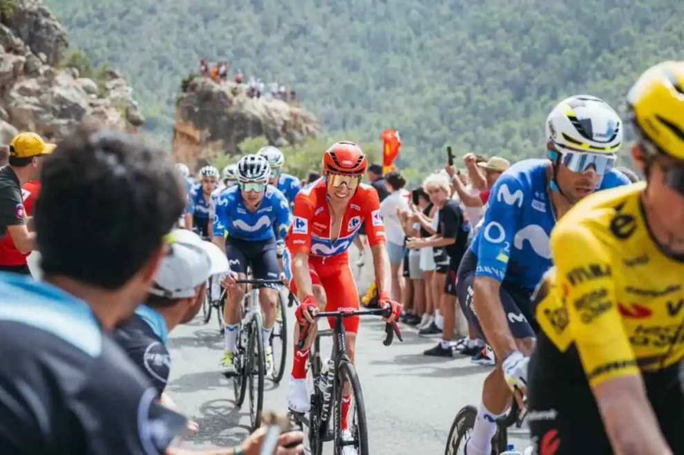 Etapa 12 Enric Mas a la defensa del rojo en La Vuelta
